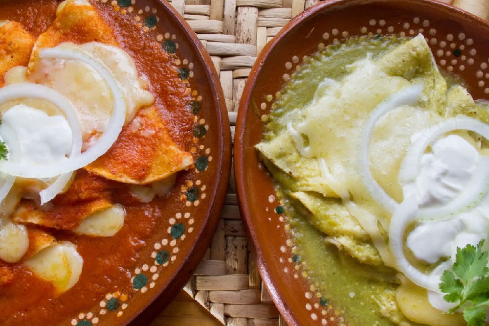 Receta de enchiladas verdes y rojas con queso manchego 